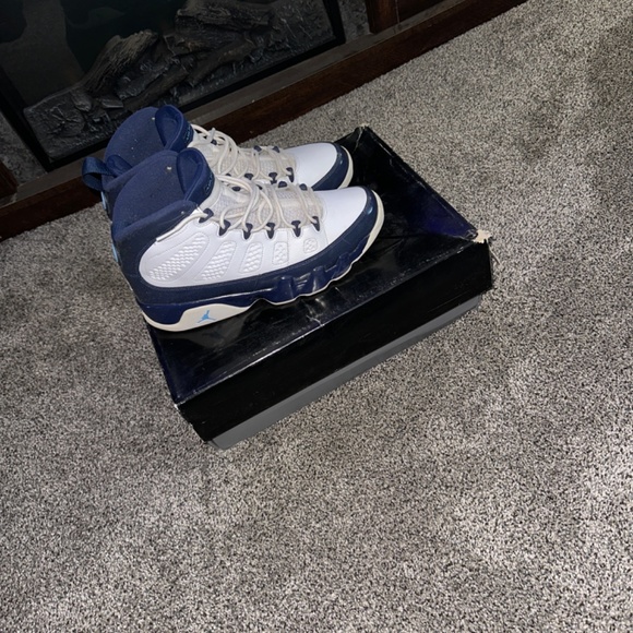 Jordan 9s retro - Picture 2 of 3